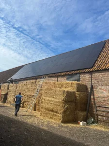 stal met zonnepanelen