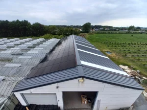 schuur met zonnepanelen