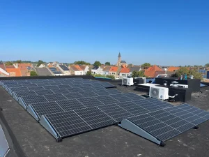 bedrijf met zonnepanelen op het dak