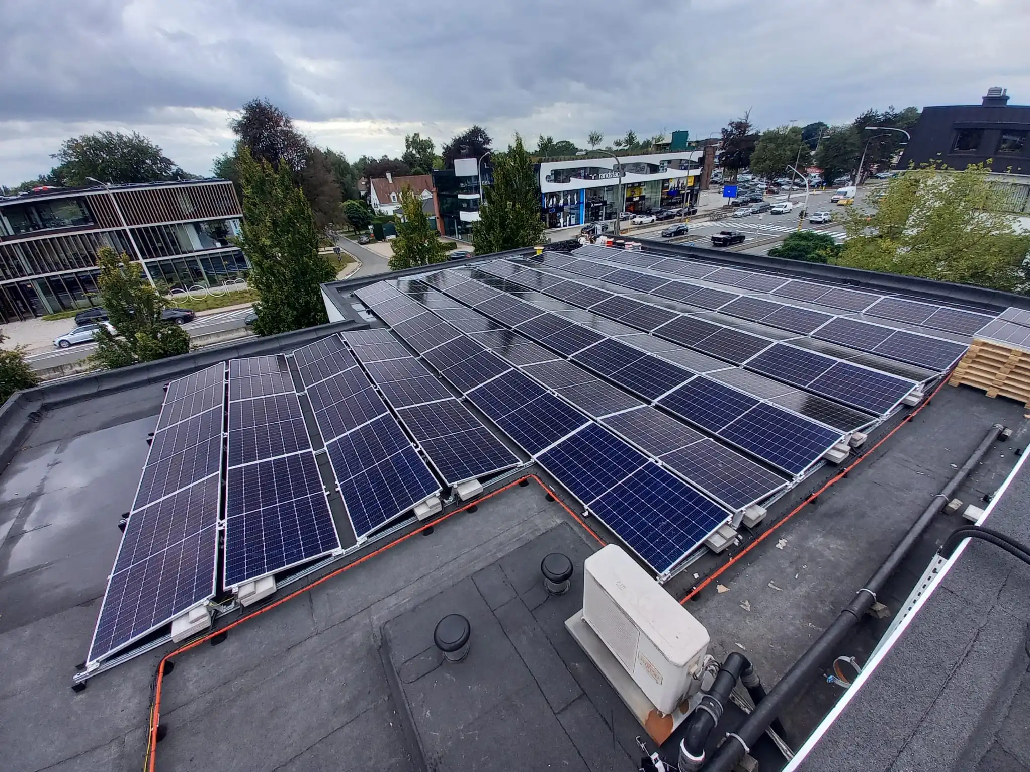 fabriek met zonnepanelen