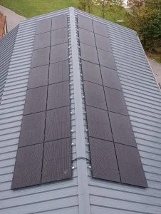 stal met zonnepanelen